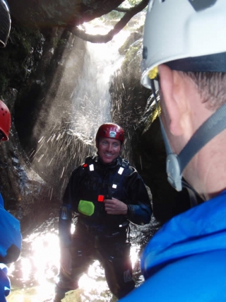  在专家指导下探索峡谷 